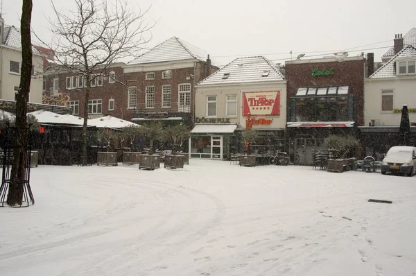 The Korenmarkt square in the center of Arnhem during snowfall — Stock Photo, Image