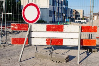 İnşaat alanında yol bariyeri