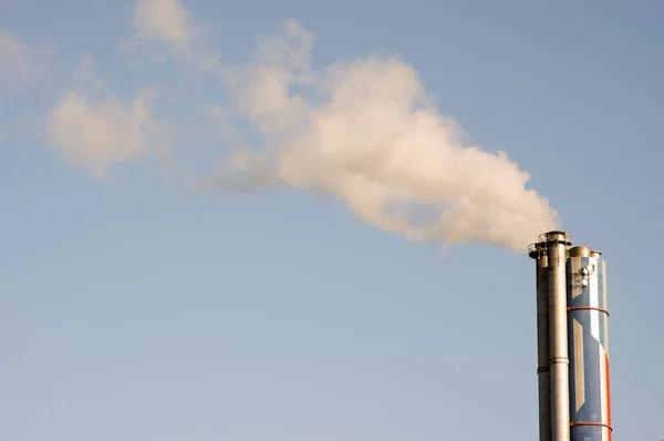 産業用煙突の排出量は — ストック写真