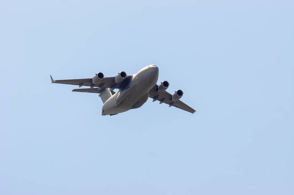 Boeing C-17 Globemaster III viewed from the front 
