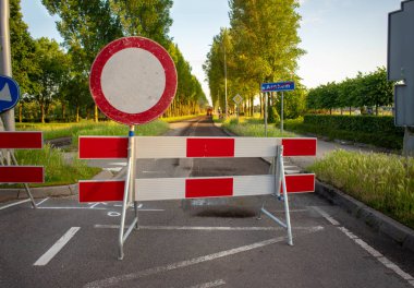 Yol engelleri ile kapalı