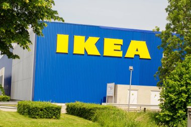 Ikea mağazası, ön planda bir park.