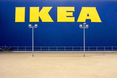 Ikea mağazası, ön planda bir park.