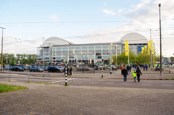 The front of Gelredome with cars in the foreground — Stock Photo, Image