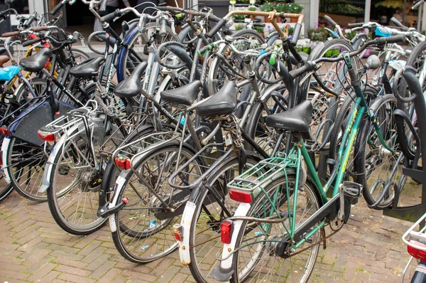 Bicicletas estacionadas na rua — Fotografia de Stock
