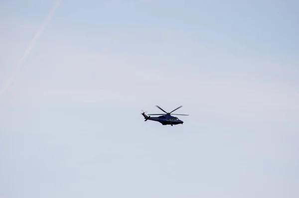 Uzakta helikopter var. — Stok fotoğraf