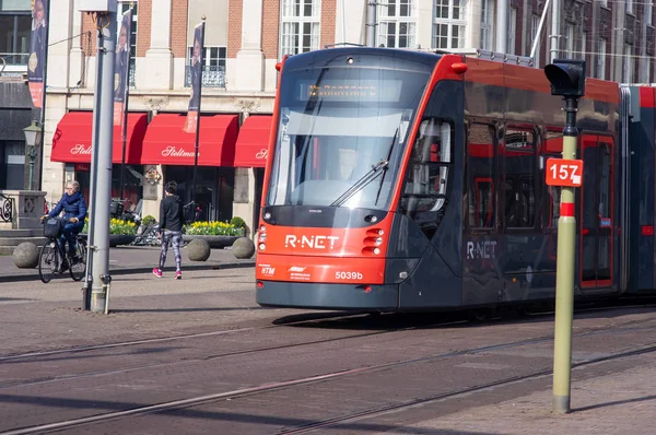 Τραμ στο κέντρο της πόλης της Χάγης — Φωτογραφία Αρχείου
