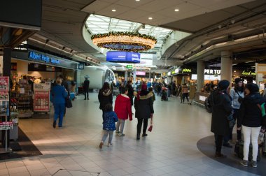 insanlar Schiphol Plaza'da alışveriş
