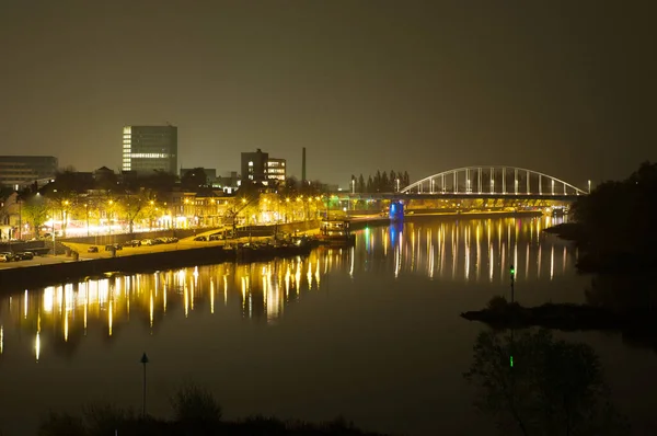 Арнем в Нидерландах, с мостом Джона Фроста ночью — стоковое фото
