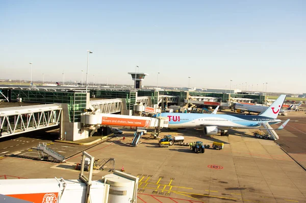 Vliegtuig voor service op de luchthaven — Stockfoto