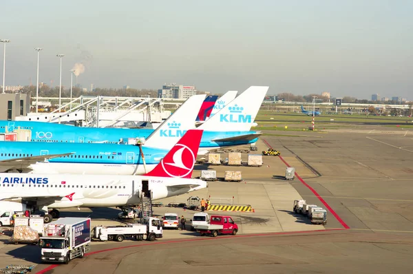 Vliegtuigen op luchthaven Schiphol — Stockfoto