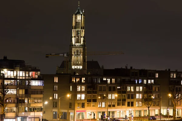 Arnhem i Nederländerna, med St. Eusebius kyrka på natten — Stockfoto