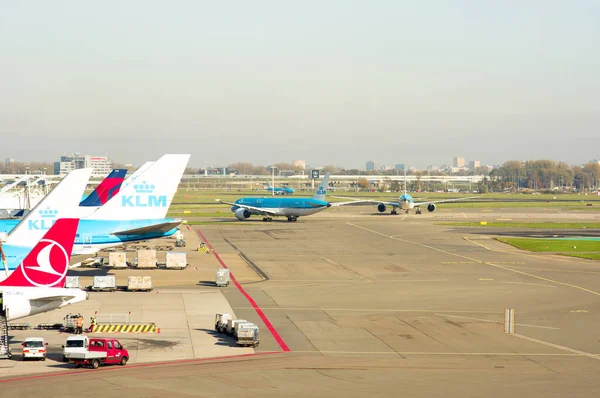 Vliegtuigen op luchthaven Schiphol — Stockfoto