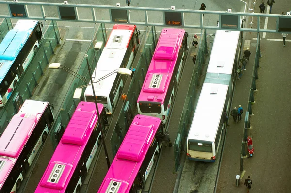Bussen om mensen op station Nijmegen van bovenaf te vervoeren — Stockfoto