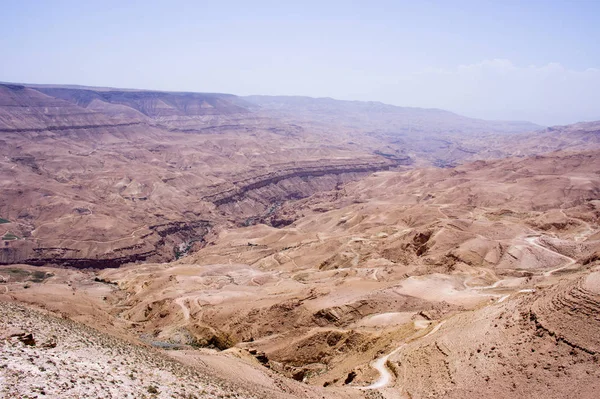 Montañas rocosas de arenisca paisaje con un largo camino en Jordania — Foto de Stock