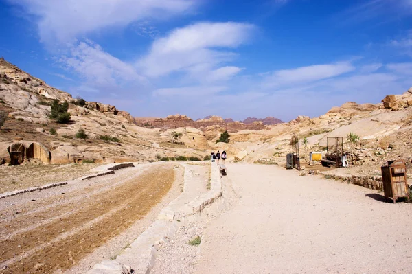 Camino a Petra con turistas — Foto de Stock