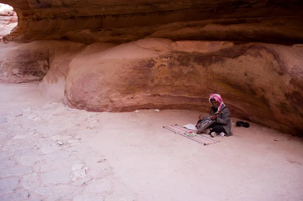 A helyi beduin hagyományos hangszeren játszik — Stock Fotó