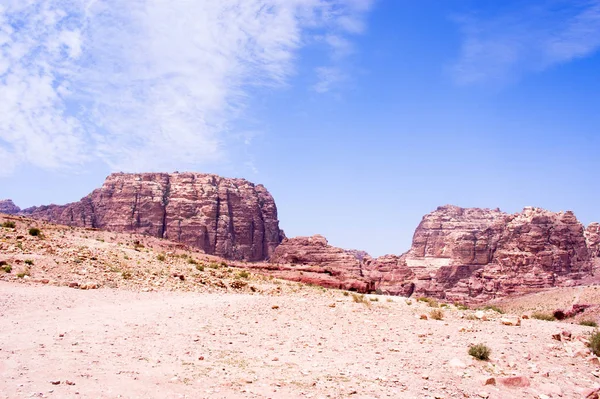 요르단의 페트라에 있는 사막의 암석 층 — 스톡 사진