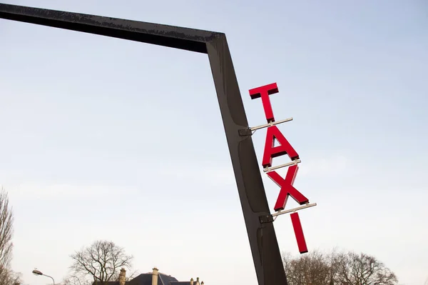 Señal de taxi para indicar una parada de taxi — Foto de Stock