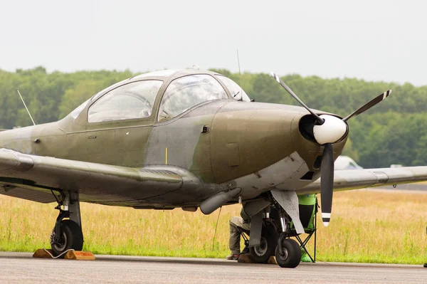 Old historic military propeller plane — Stockfoto