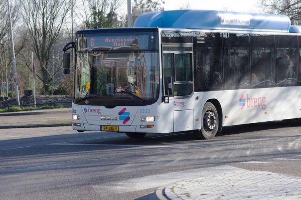 Autobus komunikacji miejskiej na drodze — Zdjęcie stockowe