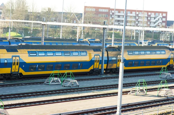 长期列车停靠在荷兰尼门根车站 — 图库照片