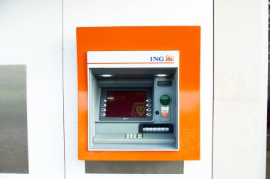 Elst, Hollanda - 7 Mart 2020: Turuncu ING logolu Hollanda ING ATM