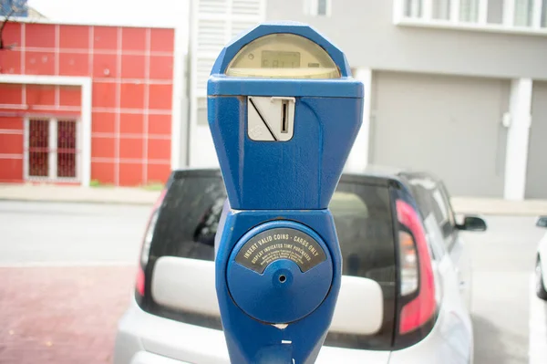 库拉索岛Willemstad市蓝色老式停车计数器 车尾装有一辆汽车 — 图库照片