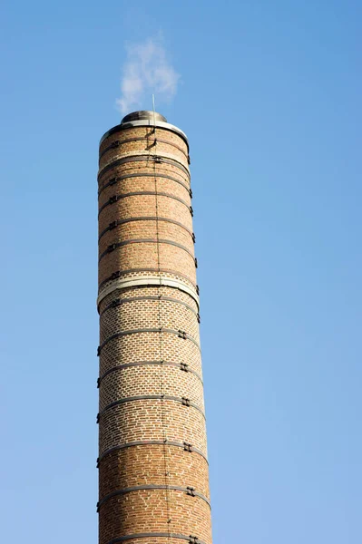 Close Van Een Industriële Schoorsteen Met Wolken Rook — Stockfoto