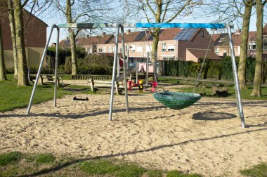 Arnhem, Hollanda 'da halka açık bir parkta çocuklar için çocuk parkında salıncak