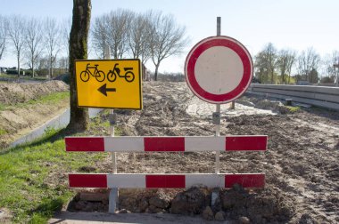 Yol engellerle kapatıldı ve yol çalışması için bisikletçiler imzalandı