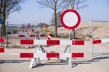 Çalışma alanı yol çalışması için bariyerlerle kapatıldı
