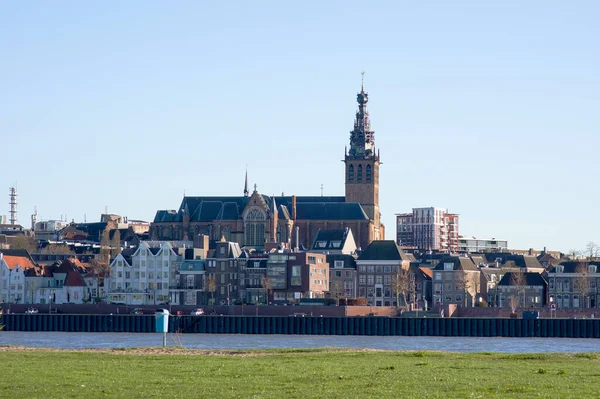 Kościół Stevenskerk Nad Rzeką Waal Nijmegen Holandia — Zdjęcie stockowe