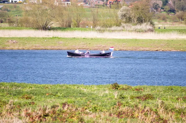 荷兰阿纳姆 2020年4月5日 莱茵河上的小汽艇上的人们 — 图库照片