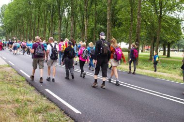 Arnhem, Hollanda - 16 Temmuz 2019: Uluslararası Dört Gün Yürüyüşçüler Nijmegen Yürüyüşü sırasında Arnhem yakınlarında