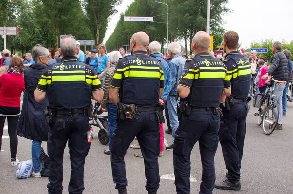 Арнем, Нидерланды - 16 июля 2019 года: Голландские полицейские дежурят возле Арнема во время международных четырехдневных маршей Неймеген

