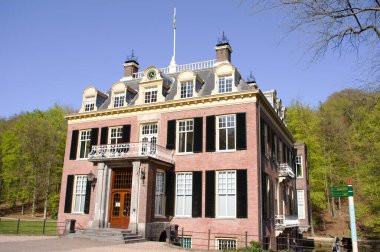 Arnhem, Hollanda - 17 Nisan 2020: Zypendaal evinin girişi 18. yüzyıl kır evi