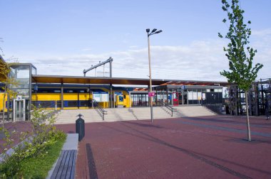 Elst, Hollanda - 30 Nisan 2020: Elst İstasyonu, arka planda hareket eden bir tren ile