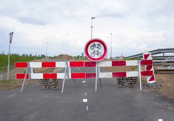 Werkplaats Afgesloten Met Slagbomen Bord Voor Fietsers Voor Wegwerkzaamheden — Stockfoto