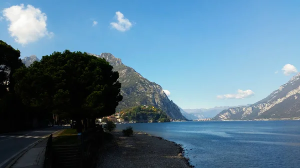 Alpine lake i norra Italien — Stockfoto