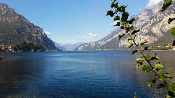 Alpine lake i norra Italien — Stockfoto