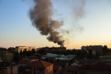 Şehirde yangın var.