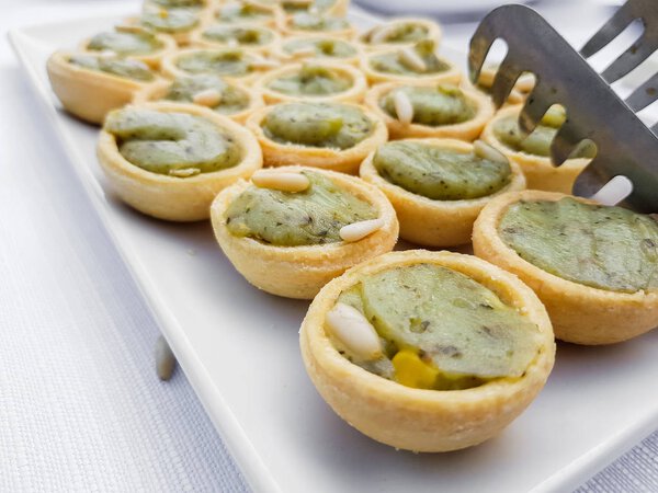 стол подается продукты для вкусных счастливых часов
