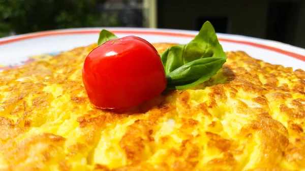 Omelette mit Tomate und Basilikum — Stockfoto