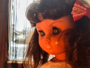 hüzünlü bir bakışla bebek