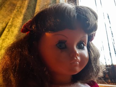 hüzünlü bir bakışla bebek