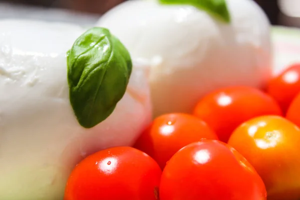 Prato de verão típico italiano com tomates e mussarela — Fotografia de Stock