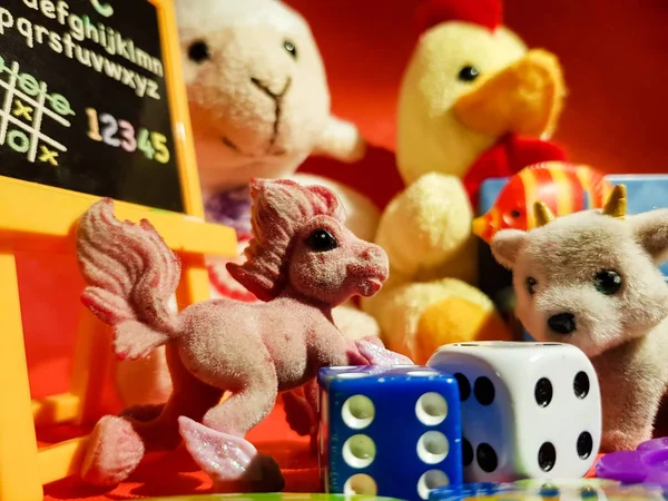 Composición de juegos pequeños que harían feliz a cada niño —  Fotos de Stock