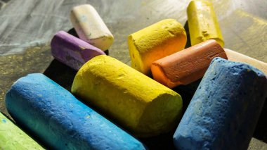 genç ve yaşlı aşk ile renkli tebeşirler çizmek için