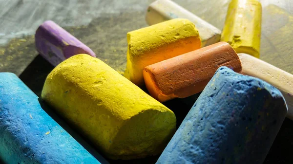 genç ve yaşlı aşk ile renkli tebeşirler çizmek için